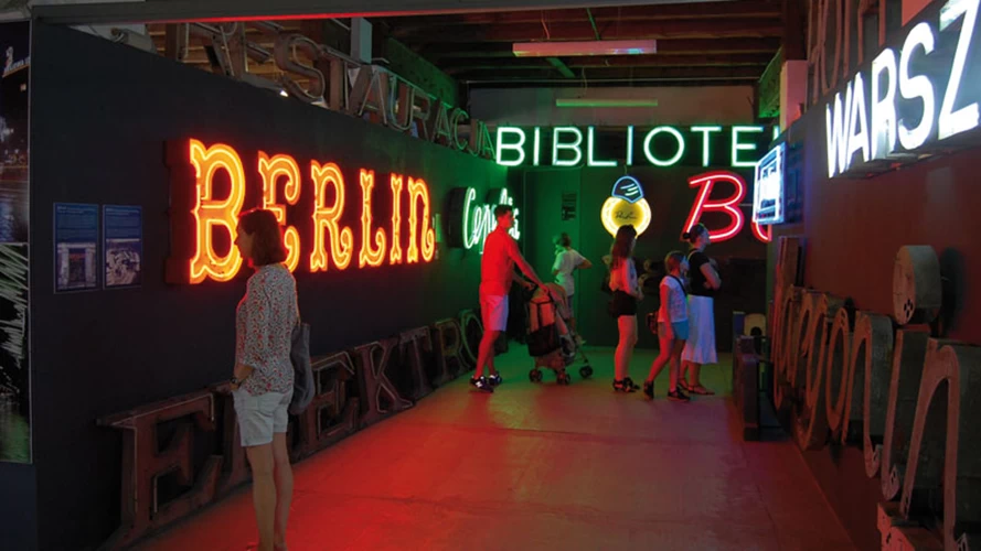 Αν μη τι άλλο, η πολυχρωμία βασιλεύει στο Neon Museum