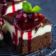 Μπράουνις με κρέμα και γλυκό κεράσι