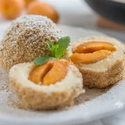 Ντάμπλινγκς από πατάτα γεμιστά με φρέσκα βερίκοκα 