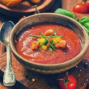 Κρύα σούπα gazpacho με ντομάτες, αγγούρι, πιπεριά και ψωμί 