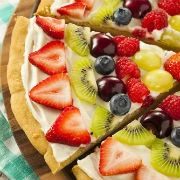 Πίτσα με κρέμα τυριού και φρούτα 