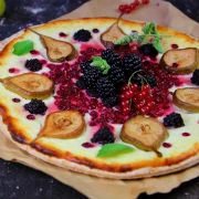 Πίτσα με κρέμα ζαχαροπλαστικής, αχλάδια και κόκκινα φρούτα