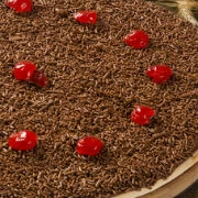 Πίτσα με σάλτσα σοκολάτας και κεράσια 