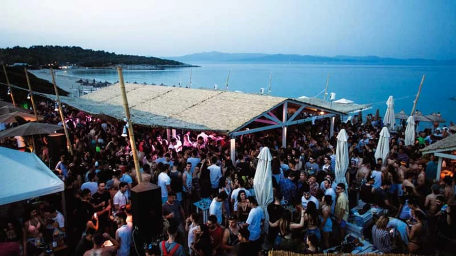 Πάρτι διάθεση στη «Λευκή Άμμο», ένα από τα πιο επιτυχημένα beach bars της Χαλκιδικής.