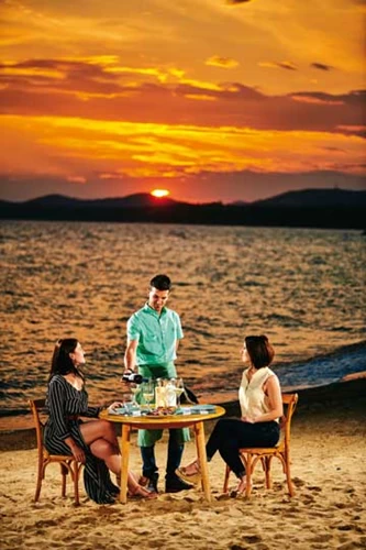 Στον «Αρσανά» στη Νικήτη μπορείτε να απολαύσετε έναν ξεχωριστό δείπνο με φόντο το ηλιοβασίλεμα και τη θάλασσα.