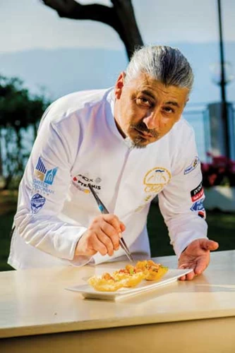 Ο σεφ Χρήστος Γκρέμος βάζει την τελευταία πινελιά στα δημιουργικά θαλασσινά πιάτα του βραβευμένου «Καλαματιανού»