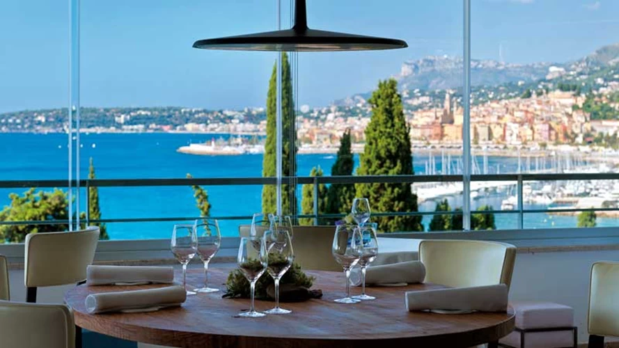 Η θέα στη Menton από το «Mirazur», 
το Νο 4 στα World's 50 Best Restaurants, είναι φανταστική! ©Anthony Lanneretonne
