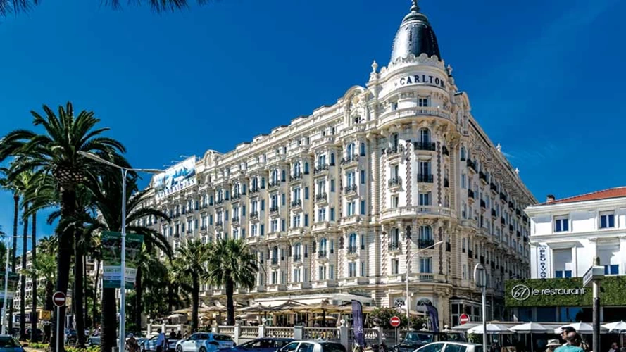 Το Belle Epoque παλάτι του ξενοδοχείου «Carlton» σήμα κατατεθέν της κοσμικής Κρουαζέτ.