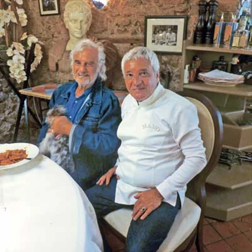 Πάντα μποέμ ο Ζαν-Πολ Μπελμοντό: μου τον σύστησε 
ο Μαμό, ιδιοκτήτης του ομώνυμου «Mamo», ενός από τα πιο 
κοσμικά εστιατόρια στην Κυανή Ακτή ©Δημήτρης Αντωνόπουλος