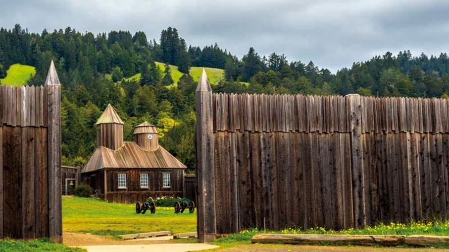 To ιστορικό πάρκο του Fort Ross στη Sonoma κρύβει αρχιτεκτονικές και φυσιολατρικές εκπλήξεις.