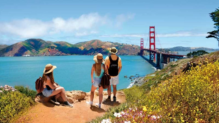 Ατενίζοντας την Golden Gate, την... Ακρόπολη του Σαν Φρανσίσκο με το χαρακτηριστικό χρώμα international orange που επιλέχθηκε για να ταιριάζει με τη φύση.