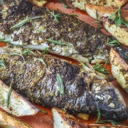 Πέστροφα με πατάτες και πέστο στο φούρνο 