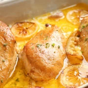Κοτόπουλο μαριναρισμένο στο φούρνο με σάλτσα λεμονιού