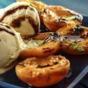 Ψητά ροδάκινα με παγωτό μασκαρπόνε και σιρόπι καραμέλας 