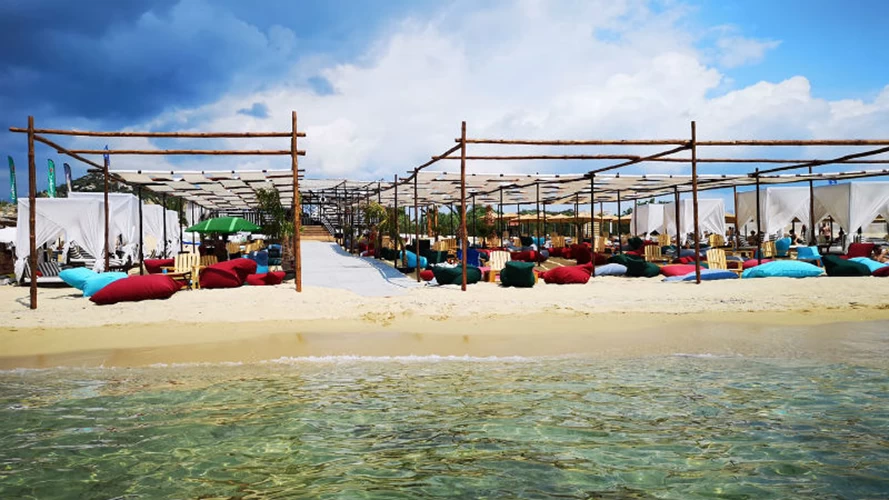 Το beach bar «Paradise» έχει ένα εξωτικό vibe