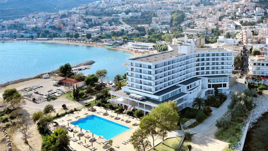 Μοντέρνα αισθητική και θέα στη θάλασσα ξεχωρίζουν το ξενοδοχείο «Lucy»