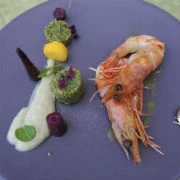 Γαρίδες σχάρας με κρέμα από αγκινάρα Ιερουσαλήμ με τζίντζερ, ελαιοζάχαρο λεμονιού και κινόα με σπανάκι