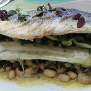 Λαβράκι σχάρας με χόρτα “σύβραση” με το ζωμό τους και ζεστή σαλάτα από ‘μαυρομύτικα’ φασόλια