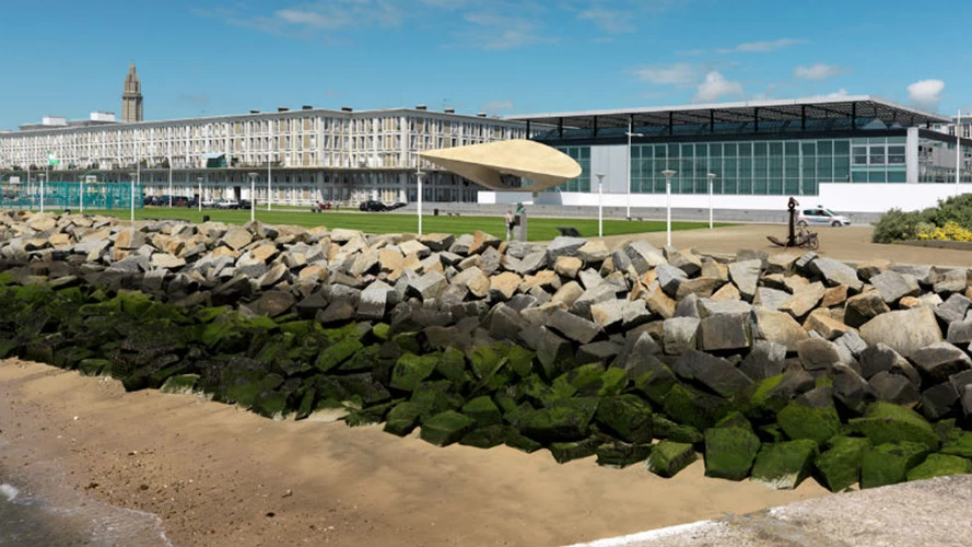 Το Μουσείο Σύγχρονης Τέχνης MuMa βρίσκεται υψώνεται δίπλα στην παραλία