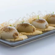 Κρεμμυδοντολμάδες με πουρέ σελινόριζας και “μαλλιά αγγέλου” (του σεφ Χρήστου Ξεραξούδη)