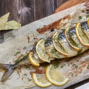 Σκουμπρί γεμιστό με λεμόνι, βότανα και μπαχαρικά στο φούρνο