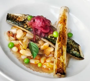 Σκουμπρί με φασόλια στο φούρνο