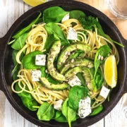 Μακαρονοσαλάτα με τελεμέ, αβοκάντο, σπανάκι και σάλτσα λαδόξιδο με μουστάρδα και τσίλι