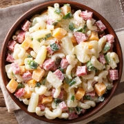 Μακαρονοσαλάτα με ζαμπόν, ανανά, έμενταλ και μαγιονέζα