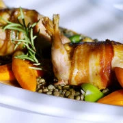 Ορτύκια γεμιστά με λιαστές ντομάτες στην κατσαρόλα με συνοδεία καρότα και φακές 