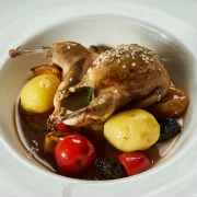 Ορτύκια στην κατσαρόλα με πατάτες και ντομάτες