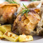 Ορτύκια στο φούρνο με γλυκοπατάτες