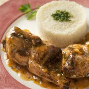 Ορτύκια στην κατσαρόλα με κάρι και κους κους