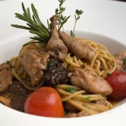 Ορτύκια με μακαρόνια και σάλτσα από δαμάσκηνα και ντομάτα