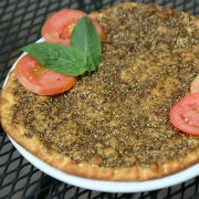 Μανακίς με zaatar και ντομάτα (λιβανέζικη λεπτή πίτα)