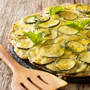 Aνοιχτή πίτα με κολοκυθάκια, φρέσκα κρεμμυδάκια και βασιλικό