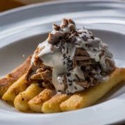 Νιόκι γραβιέρας με μοσχαρίσια ουρά μπρεζέ και κρέμα παλαιωμένης γραβιέρας (του σεφ Νικόλα Σταυρακάκη)