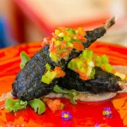 Πεσκανδρίτσα τηγανιτή σε κουρκούτι με μελάνι σουπιάς και λεμονάτη κρέμα οσπρίων με ταχίνι