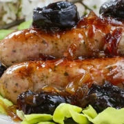 Λουκάνικα με φρέσκα δαμάσκηνα