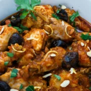 Κοτόπουλο με φρέσκα δαμάσκηνα και πορτοκάλι στην κατσαρόλα