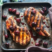 Χοιρινές μπριζόλες με πικάντικη σάλτσα δαμάσκηνου