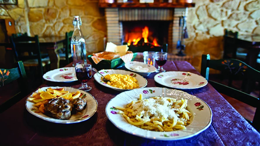 Μαμαδίστικες και γεμάτες γεύσεις στη χουχουλιάρικη σάλα «Στου Δεκλερή»