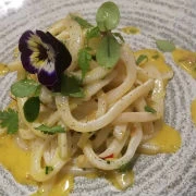 “Ταλιατέλες” από καλαμάρι α λα καρμπονάρα