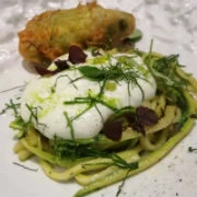 Κολοκυθανθοί γεμιστοί με κρητικά τυριά με “σπαγγέτι” από κολοκυθάκια και σάλτσα γιαουρτιού