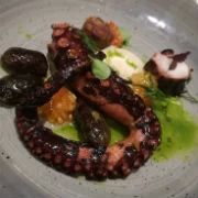 Καπνιστό χταπόδι με μαύρους γίγαντες Πρεσπών και ξυδάτο λουκάνικο Κρήτης