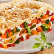 Γκρατέν με λαζάνια, λαχανικά, τυριά και βότανα