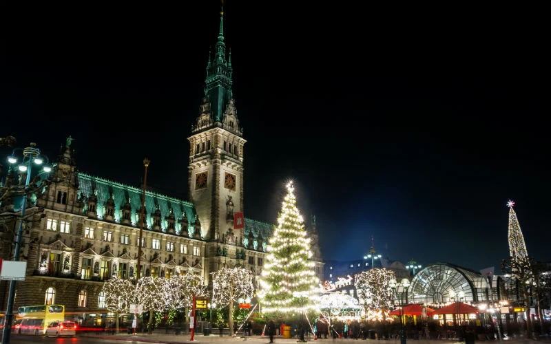Στο ατμοσφαιρικό Αμβούργο θα ταξιδέψει φέτος ο νικητής του διαγωνισμού χριστουγεννιάτικης κάρτας της γερμανικής πρεσβείας στην Αθήνα