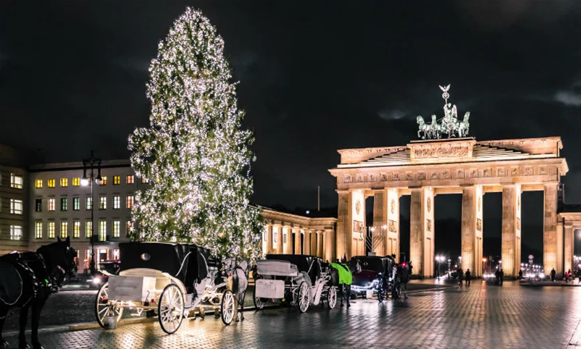 Με πάνω από 60 αγορές κατά τη διάρκεια των γιορτών, το Βερολίνο λάμπει σαν χριστουγεννιάτικο δέντρο