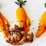 Κουνελάκι στην κατσαρόλα με ημίγλυκο κρασί Λήμνου και πουρέ καρότου