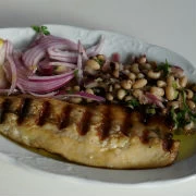 Σκουμπρί φιλέτο μαριναρισμένο στη σχάρα με μαυρομάτικα φασόλια