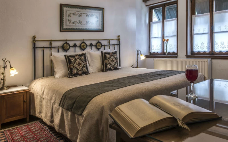 Σπιτική φιλοξενία προσφέρουν γραφικοί ξενώνες όπως το «Αρχοντικό Μυτιληναίου Σκρετάιον»